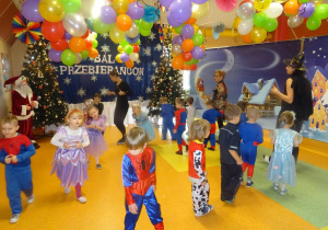 Dzieci tańczą w kole z panią dyrektor Marią Królikowską, p. Anią i p. Natalią.